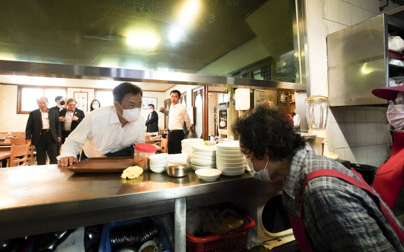 문재인 대통령이 1일 오후 서울 종로구 삼청동 한 음식점에서 점심 식사를 마친 후 직원과 인사하고 있다.  청와대 제공