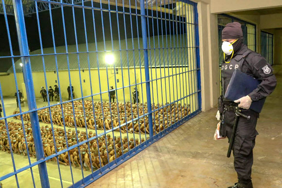 Salvadorean Government imposes solitary confinement of gang leaders in prison