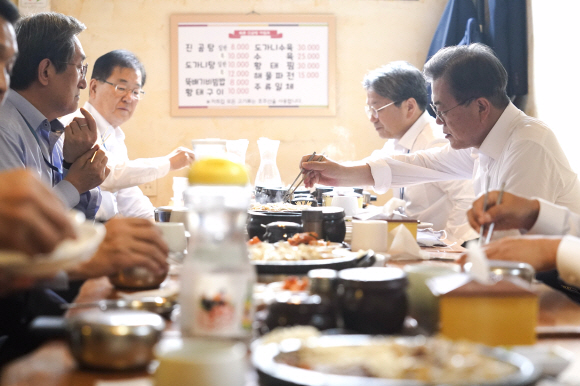 문재인 대통령이 1일 오후 서울 종로구 한 식당에서 수석, 보좌관들과 점심 식사를 하고 있다. 2020.05.01 청와대 제공