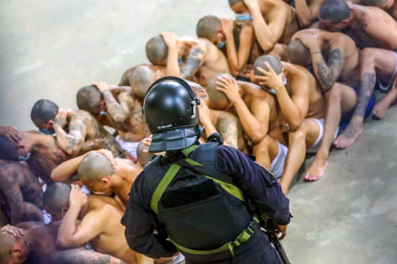Handout picture released on April 25, 2020 by El Salvador‘s Presidency press office showing inmates at the Izalco prison, northwest of San Salvador, during a security operation within the COVID-19 coronavirus pandemic, after President Nayob Bukele decreed a maximum emergency in all penitentiary centers housing gang members. - Bukele ordered the director general of Penitentiary Centers, Osiris Luna Meza, to decree a maximum emergency, following intelligence reports detailing that the recent increase in homicides in the country was registered by orders issued from prisons. AFP 연합뉴스