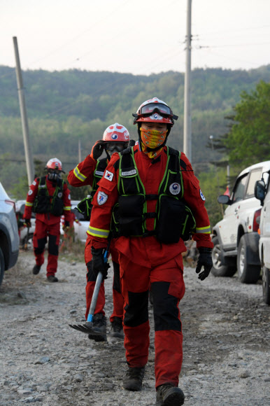 12시간 동안 화마와 싸운 진화대원들