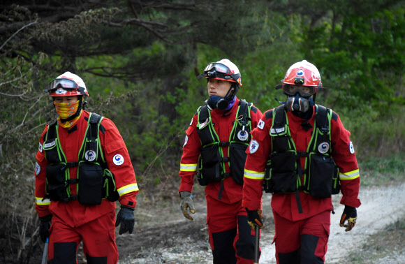 12시간 동안 화마와 싸운 진화대원들