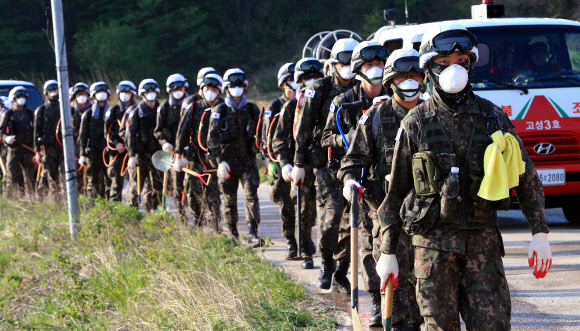 산불진화에 투입되는 군장병