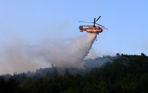 산불진화 나선 헬기
