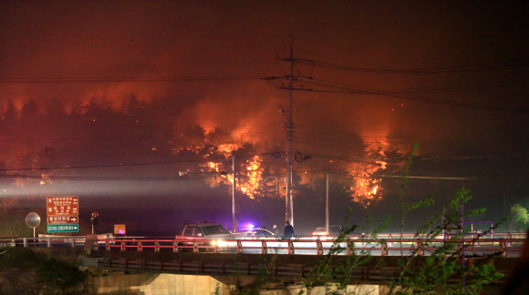 강풍타고 번지는 산불