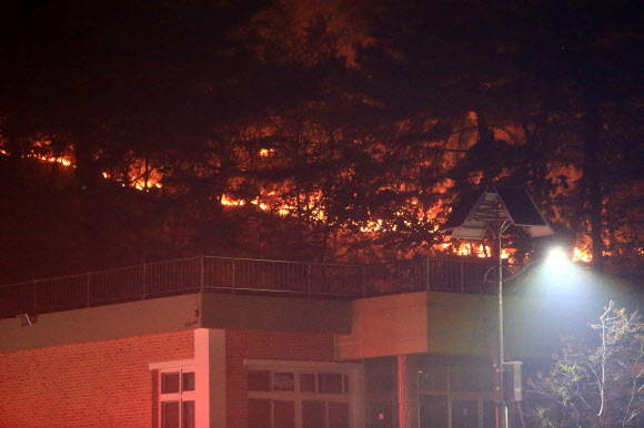 초등학교까지 접근한 산불