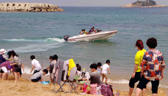 동해안 찾은 행락객…마스크 안 쓴 사람도