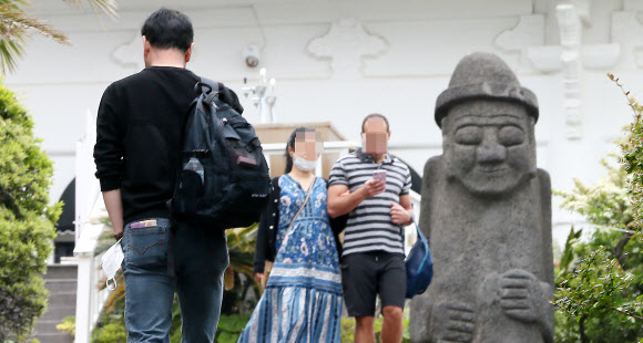 마스크 벗는 관광객들