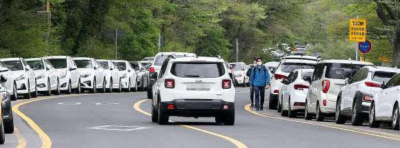 한라산에 몰린 도민과 관광객들