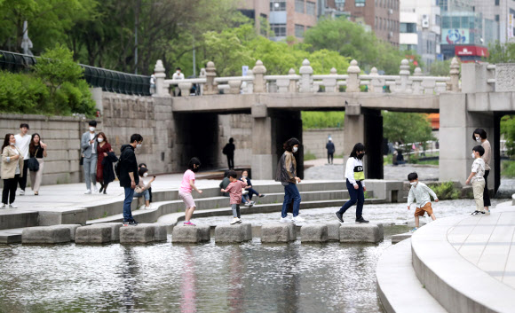 연휴 사흘째, 청계천 찾은 시민들