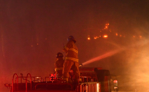 고성 산불 진화하는 공군장병