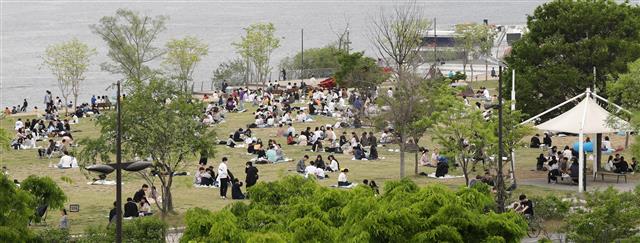 나들이객들로 붐비는 한강공원