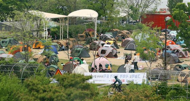 한강공원 가득한 그늘막 텐트