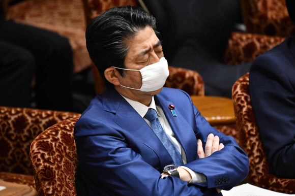 마스크 착용한 채 생각에 잠긴 아베 일본 총리