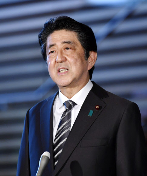 아베 일본 총리 “코로나 긴급사태, 1개월 연장 검토 지시”