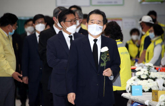 헌화하는 정세균 총리