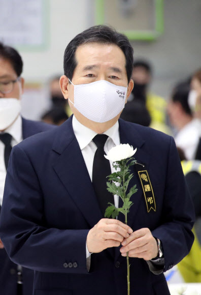 정세균 총리, 이천 물류창고 화재 희생자에게 헌화