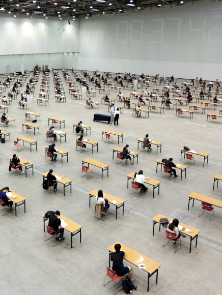 ‘사회적 거리 두기’ 시대의 시험장 풍경