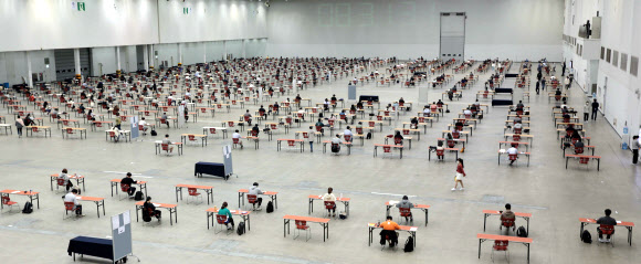 ‘사회적 거리 두기’ 시대의 시험장 풍경