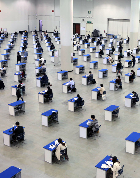 ‘사회적 거리 두기’ 시대의 시험장 풍경