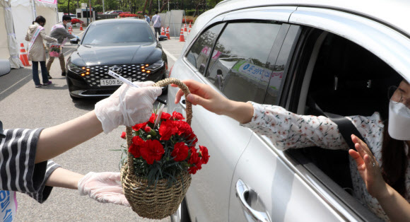 차에서 내리지 말고 “꽃 사세요”