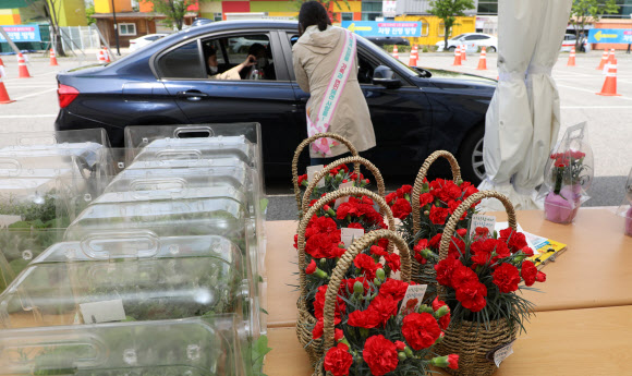 차에서 내리지 말고 “꽃 사세요”
