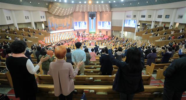 제한적 주일 현장예배...‘1m 거리 유지’