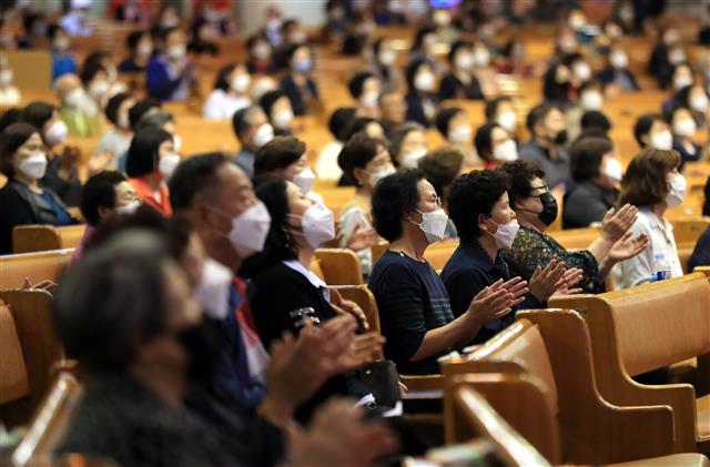 다시 교회 찾은 신도들