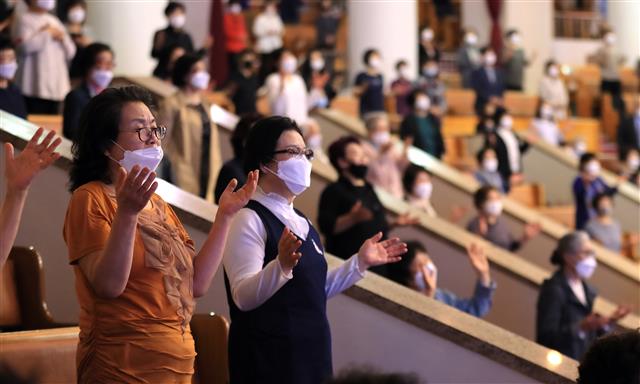 1미터 거리두고 현장 예배