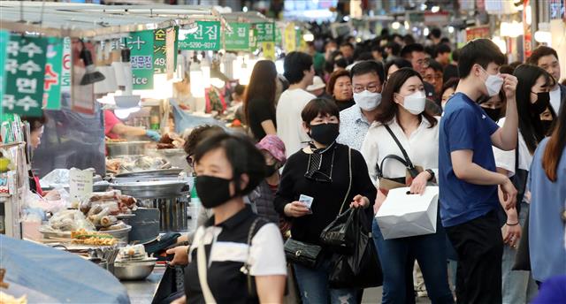 황금연휴, 광장시장에서 먹거리 즐기는 시민들