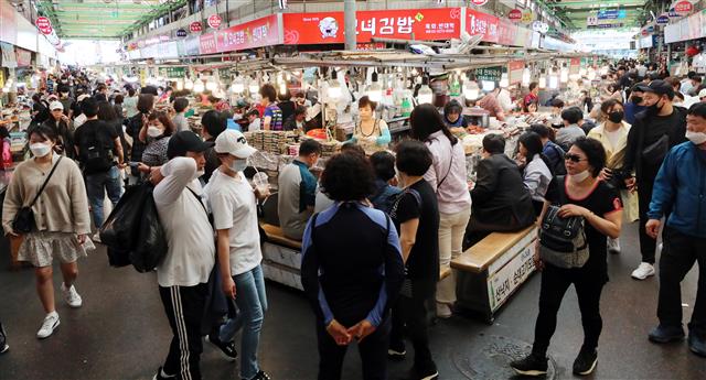 6일 부터 ‘생활속 거리두기’, 먹거리 찾아 광장시장 찾은 시민들