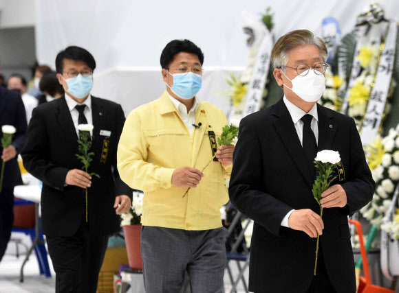 이천 물류창고 공사장 화재 합동분향소 찾은 이재명