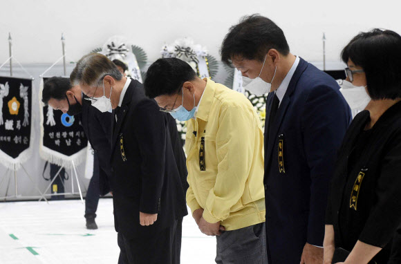 묵념하는 이재명 경기지사