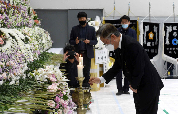 분향하는 이재명 경기지사