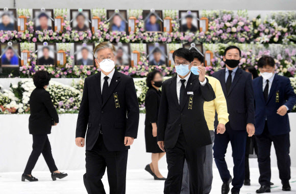 헌화 마친 이재명 경기지사