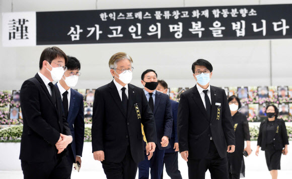 헌화 마친 이재명 경기지사