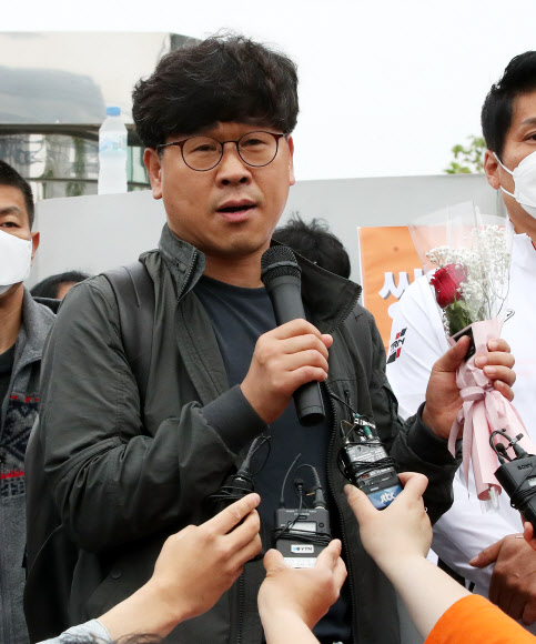 한상균 전 민주노총 위원장이 4일 오전 경기도 평택시 쌍용자동차 평택공장 앞에서 출근 소감을 말하고 있다. 2020.5.4  연합뉴스