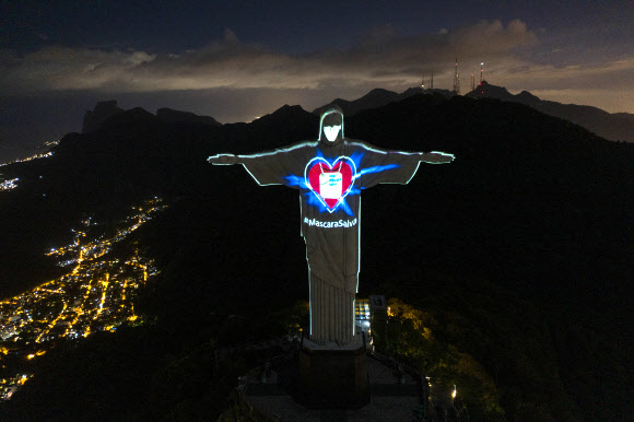 3일(현지시간) 브라질 리우데자네이루 예수상에 코로나19 확산 방지를 위한 마스크 착용 권고 메시지가 투사되고 있다. AP 연합뉴스