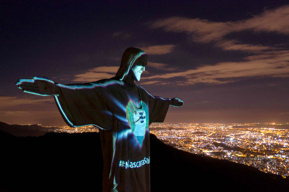 3일(현지시간) 브라질 리우데자네이루 예수상에 코로나19 확산 방지를 위한 마스크 착용 권고 메시지가 투사되고 있다. AFP 연합뉴스
