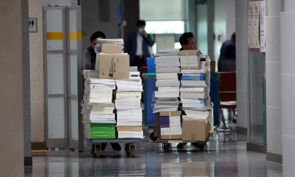 4일 오전 국회 의원회관에서 한 국회 미화 직원이 제21대 총선에서 낙선한 의원실에서 내놓은 서적과 짐들을 정리하고 있다. 2020.5.4  연합뉴스