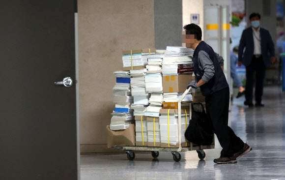 4일 오전 국회 의원회관에서 한 국회 미화 직원이 제21대 총선에서 낙선한 의원실에서 내놓은 서적과 짐들을 정리하고 있다. 2020.5.4  연합뉴스