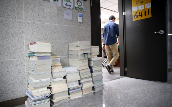 4일 오전 국회 의원회관에서 제21대 총선에서 낙선한 의원실의 한 직원이 서적들을 복도에 내놓고 있다. 2020.5.4  연합뉴스