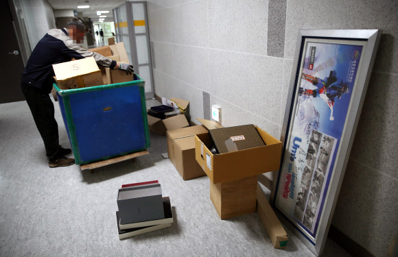 4일 오전 국회 의원회관에서 한 국회 미화 직원이 제21대 총선에서 낙선한 의원실에서 내놓은 서적과 짐들을 정리하고 있다. 2020.5.4  연합뉴스