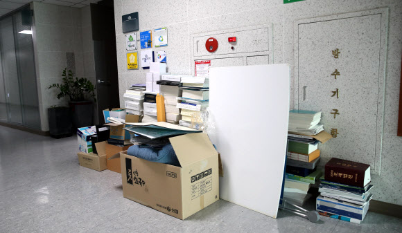 4일 오전 국회 의원회관의 한 사무실 앞에 제21대 총선에서 낙선한 의원실 측에서 내놓은 서적과 짐들이 복도에 놓여있다. 2020.5.4  연합뉴스