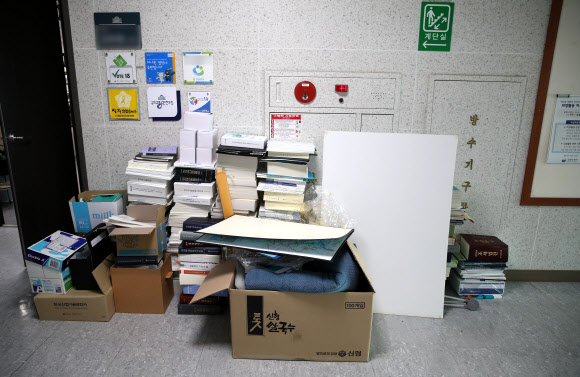 4일 오전 국회 의원회관의 한 사무실 앞에 제21대 총선에서 낙선한 의원실 측에서 내놓은 서적과 짐들이 복도에 놓여있다. 2020.5.4  연합뉴스