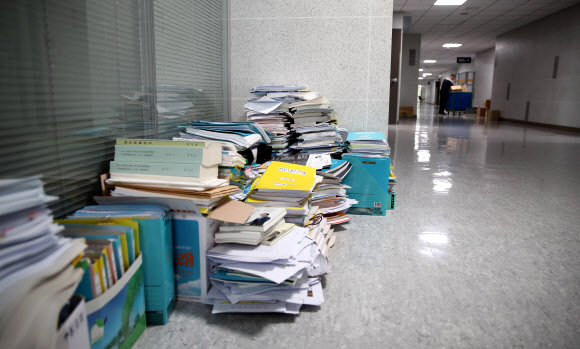 4일 오전 국회 의원회관의 한 사무실 앞에 제21대 총선에서 낙선한 의원실 측에서 내놓은 서적과 짐들이 복도에 놓여있다. 2020.5.4  연합뉴스