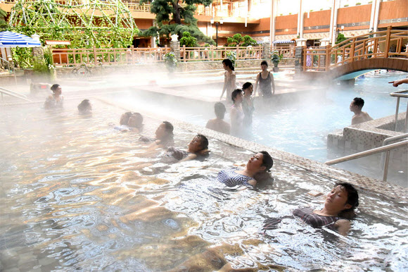 북한 대외선전매체 ‘내나라’는 3일 주민들 사이에서 온천에 대한 관심이 높아지고 있다고 보도했다. 사진은 매체가 공개한 온천을 즐기는 북한 주민들. 다만 북한도 신종 코로나바이러스 감염증   (코로나19)에 대응하고 있는 상황인 가운데 매체는 사진 촬영 날짜는 언급하지 않았다. 2020.5.3  내나라 홈페이지 캡처