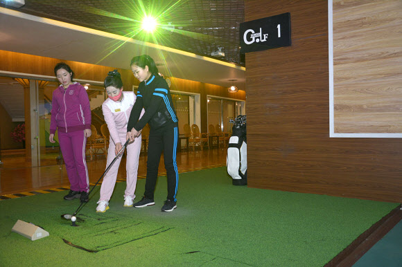 북한 대외선전매체 ‘내나라’는 3일 주민들 사이에서 온천에 대한 관심이 높아지고 있다고 보도했다. 사진은 온천 시설 안에 별도로 마련된 실내 골프 시설. 2020.5.3  내나라 홈페이지 캡처