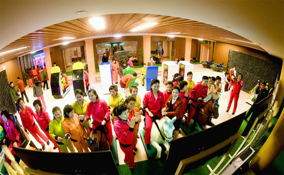 북한 대외선전매체 ‘내나라’는 3일 주민들 사이에서 온천에 대한 관심이 높아지고 있다고 보도했다. 사진은 매체가 공개한 온천 내에 있는 오락시설을 이용하는 주민들의 모습. 다만 북한도 신종 코로나바이러스 감염증   (코로나19)에 대응하고 있는 상황인 가운데 매체는 사진 촬영 날짜는 언급하지 않았다. 2020.5.3  내나라 홈페이지 캡처