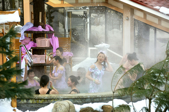 북한 대외선전매체 ‘내나라’는 3일 주민들 사이에서 온천에 대한 관심이 높아지고 있다고 보도했다. 사진은 매체가 공개한 온천을 즐기는 북한 주민들. 다만 북한도 신종 코로나바이러스 감염증   (코로나19)에 대응하고 있는 상황인 가운데 매체는 사진 촬영 날짜는 언급하지 않았다. 2020.5.3  내나라 홈페이지 캡처